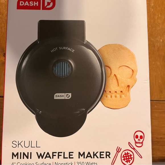 New in box dash mini waffle maker skull Halloween spooky black 13” breakfast - Picture 6 of 6